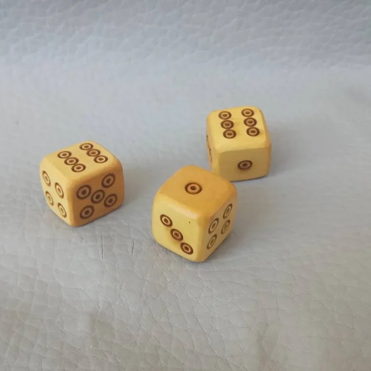 Three sets of set to be made of yellow poplar mascot mother dice