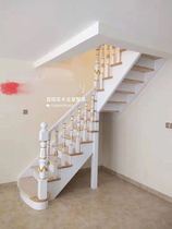 The European-style gold-painted column staircase in the Waterside Park Community is high-end and luxurious with an overall warm color and unique shape.