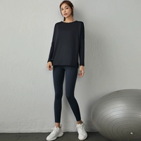 Черный лонгслив, синие штаны