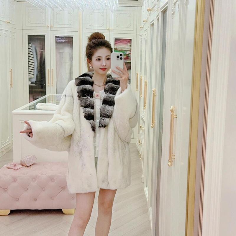 Luxury Oversized Apple Collar Eco-Friendly Cross Mink Velvet Chinchilla Fur Coat for Women in the Wealthy Neighborhoods of New York, Winter 2025 Luxury Oversized Apple Collar Eco-Friendly Cross Mink Velvet Chinchilla Fur Coat for Women in the Wealthy Neighborhoods of New York, Winter 2025