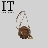 Это. Huiermeng Girls Hat Small Bags Женские 2025 Новая летняя плиссированная облачная сумка модная одноруба