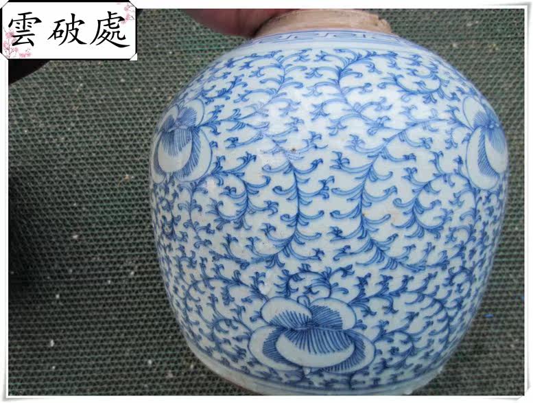 (Yunpochu) A large blue and white silk grass jar of ancient porcelain in the middle of the Qing Dynasty