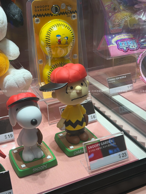 Korean Authentic Snoopy and Charlie Brown Figurines, Trendy Toys, Collectible Figures, Car Interior Decorations, Gifts