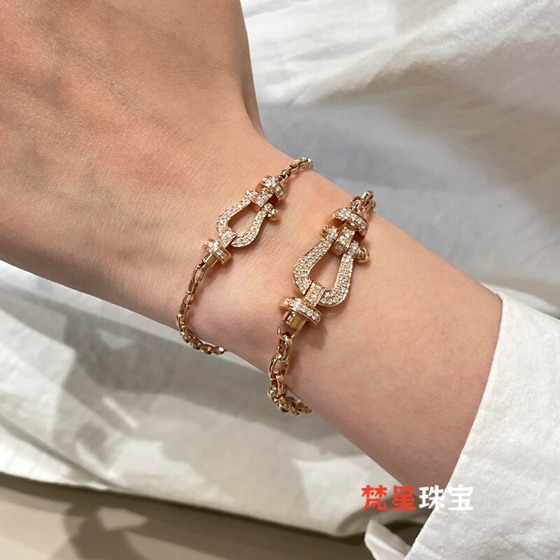18K Horseshoe Clasp Bracelet Rose Gold with Diamonds Au750 Braided Red String Bracelet Niche Versatile Gift for Girlfriend 18K Horseshoe Clasp Bracelet Rose Gold with Diamonds Au750 Braided Red String Bracelet Niche Versatile Gift for Girlfriend