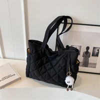 Черный ремень висит