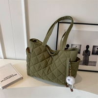 Зеленый ремень висит