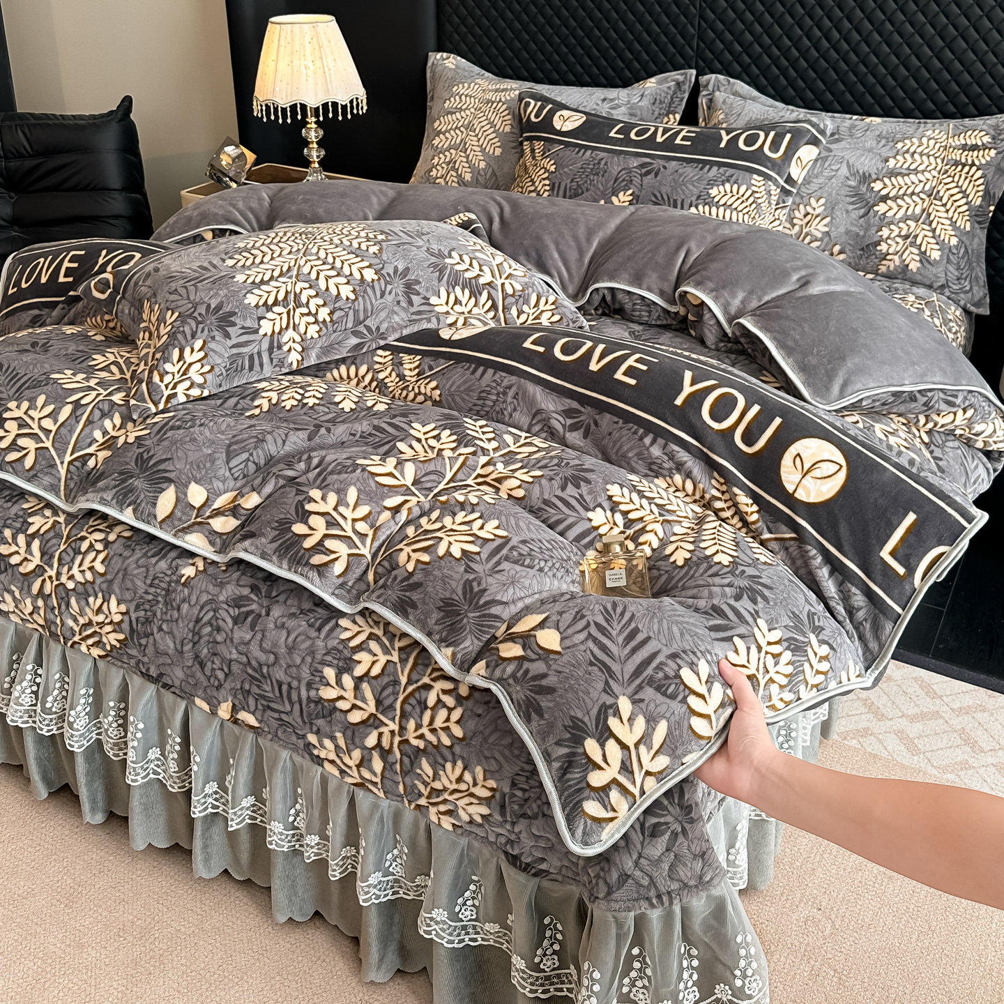 Winter Milk Velvet Four-Piece Set with Fleece and Cotton Padding, Thickened Anti-Static Coral Fleece Duvet Cover and Bed Sheet for Bed Use