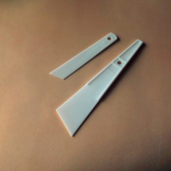 Leather carving, handmade leather art, upper film, glue application, size specification 40mm and 20mm