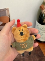 Кулон-зеленая одежда для медведя и красная шляпа 8 см.