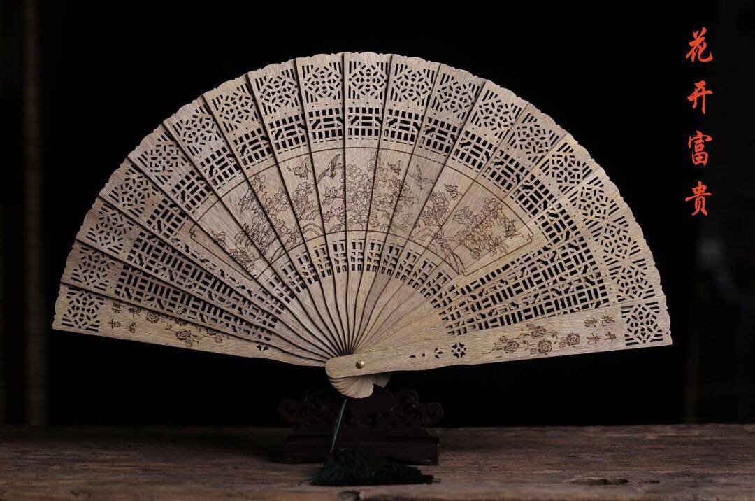 Golden wire Nanwood Su fan hollow classical Chinese wind carving folding men and women can portable hands-on decoration