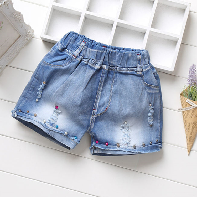 Giản dị cô gái hoang dã mặc phần mỏng rửa lỗ trẻ em quần short denim trong quần short trẻ em lớn trai mùa hè