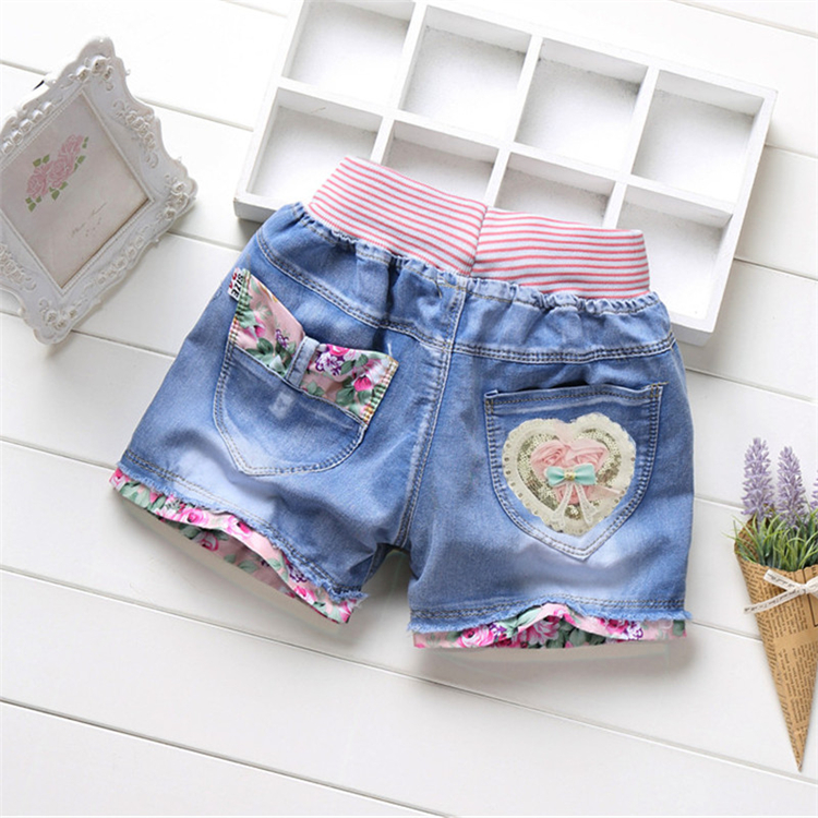 Giản dị cô gái hoang dã mặc phần mỏng rửa lỗ trẻ em quần short denim trong quần short trẻ em lớn trai mùa hè