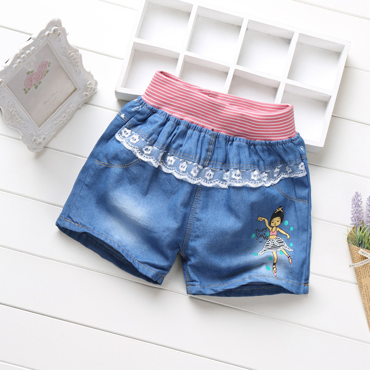 Giản dị cô gái hoang dã mặc phần mỏng rửa lỗ trẻ em quần short denim trong quần short trẻ em lớn trai mùa hè