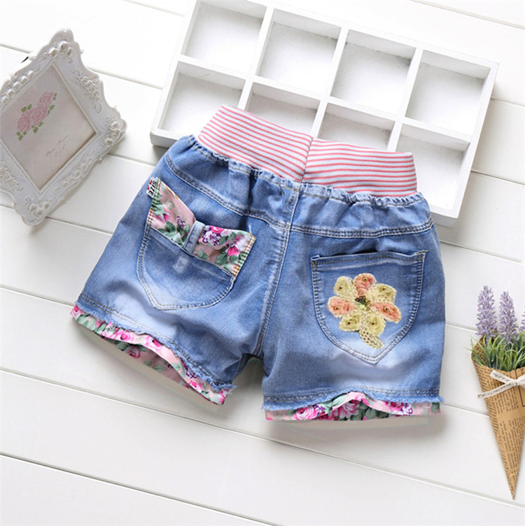 Giản dị cô gái hoang dã mặc phần mỏng rửa lỗ trẻ em quần short denim trong quần short trẻ em lớn trai mùa hè