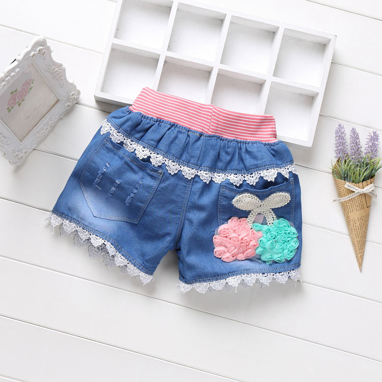 Giản dị cô gái hoang dã mặc phần mỏng rửa lỗ trẻ em quần short denim trong quần short trẻ em lớn trai mùa hè