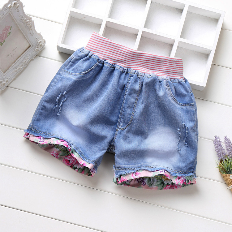 Giản dị cô gái hoang dã mặc phần mỏng rửa lỗ trẻ em quần short denim trong quần short trẻ em lớn trai mùa hè