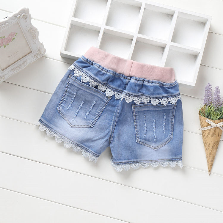 Giản dị cô gái hoang dã mặc phần mỏng rửa lỗ trẻ em quần short denim trong quần short trẻ em lớn trai mùa hè