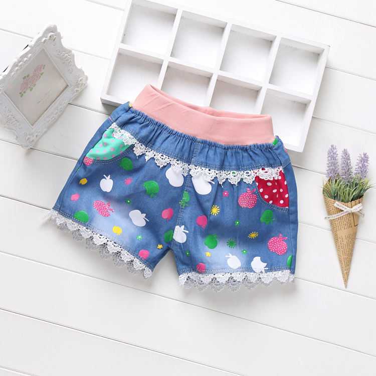 Giản dị cô gái hoang dã mặc phần mỏng rửa lỗ trẻ em quần short denim trong quần short trẻ em lớn trai mùa hè