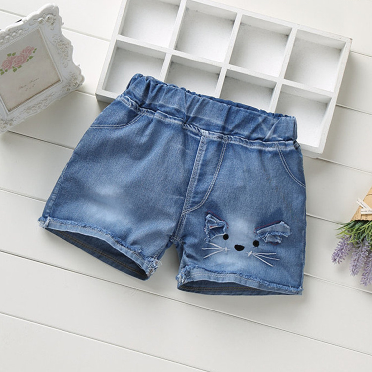 Giản dị cô gái hoang dã mặc phần mỏng rửa lỗ trẻ em quần short denim trong quần short trẻ em lớn trai mùa hè