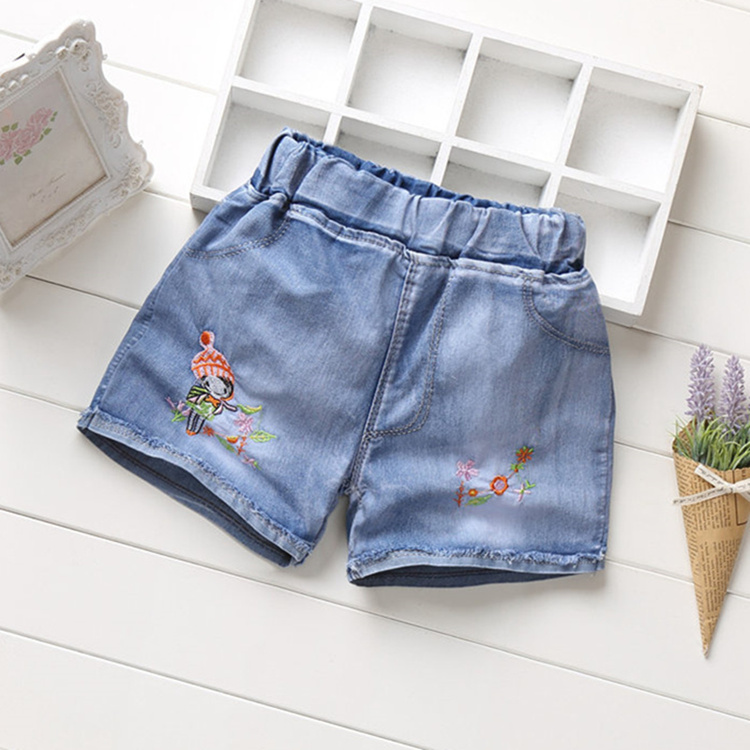 Giản dị cô gái hoang dã mặc phần mỏng rửa lỗ trẻ em quần short denim trong quần short trẻ em lớn trai mùa hè