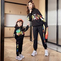 Fried street parent-child outfit mother-daughter transport action suit 2-piece set of foreign spring Korean version 2021 new fashion letters