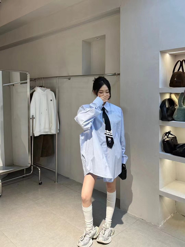 26 Spring/Summer Retro Hong Kong Style Preppy Lapel Shirt with Unique Design, Shoulder Pads, Fashionable and High-End White Shirt