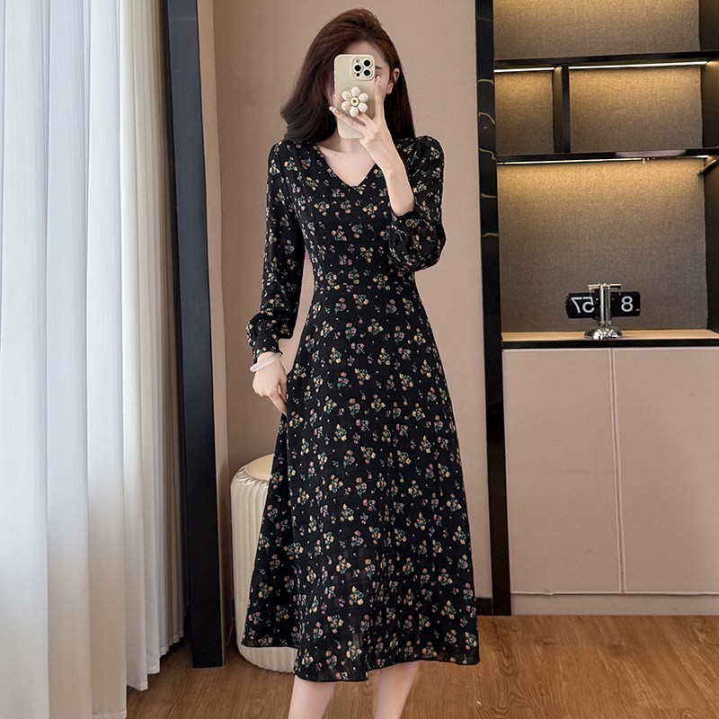 Fashionable Floral Long-Sleeve Dress, Mid-Length Plus-Size Women's Clothing, Elegant V-Neck Long Dress, Slim Fit, Flattering for Spring and Autumn Fashionable Floral Long-Sleeve Dress, Mid-Length Plus-Size Women's Clothing, Elegant V-Neck Long Dress, Slim Fit, Flattering for Spring and Autumn