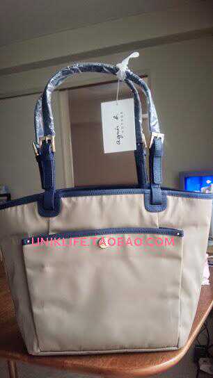 日本代购大阪直发agnes B 米色梯形单肩包十字纹皮肩带克调整长度