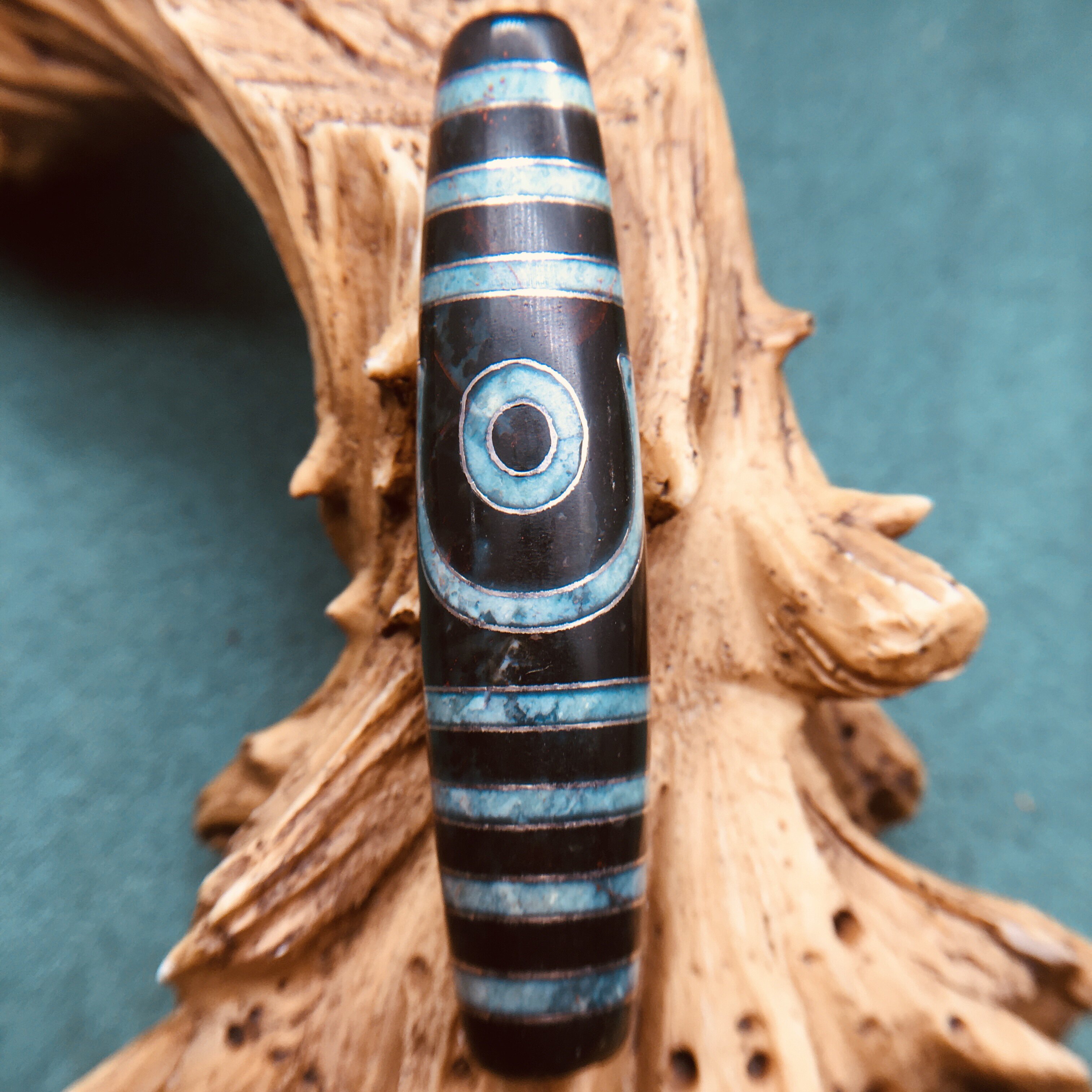 Boutique Tibetan Tibetan green leather inlaid two-eyed Xiangxiong heavenly stone nine-inch shale full of cinnabar pendant pendant