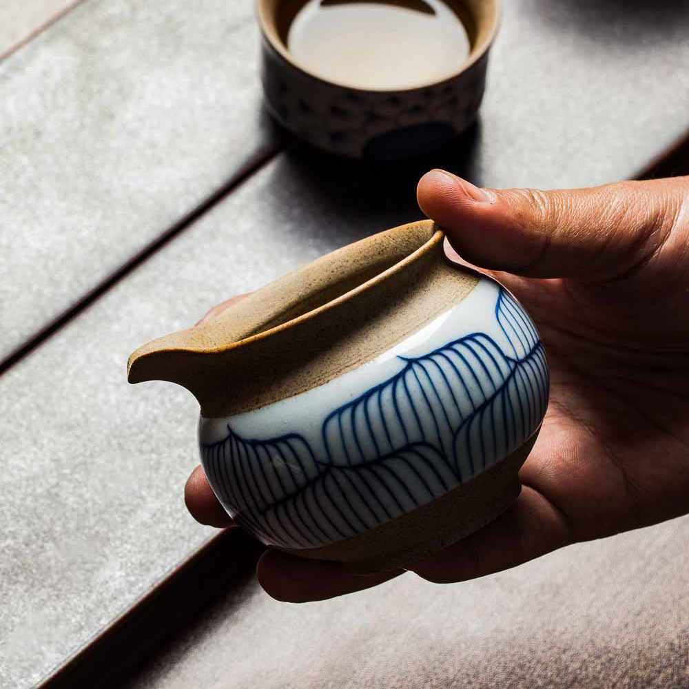 Unique hand painted green flower fair cup Jingdezhen Ceramics Tea Leakage Zen of Tea Uniform Cup Small Tea Sea Korn Tea Furniture