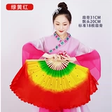 Взрослый фанат танца для взрослых исполняет фанат Twist Yangge, расширяющий двойной фанат танца, пару левых и правых рук