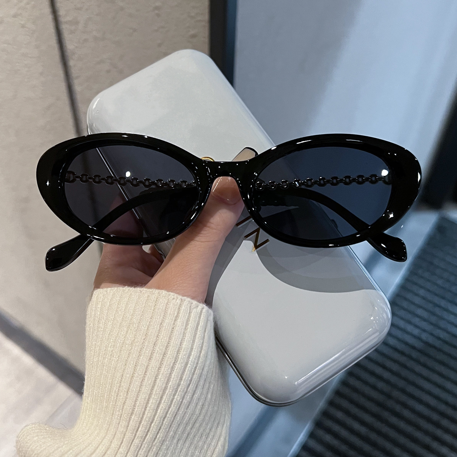 Cat-Eye Sunglasses for Women with Metal Chain Legs, European and American Personalized Sunglasses, Royal Sister Style, Sexy High-End Decorative Glasses for Photo Taking