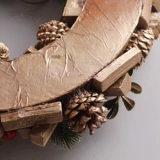 Рождественские украшения, сосновые шишки с красной посыпкой золотом, сосновые иголки, деревянные блоки, гирлянды, дверные драпировки, настенные ковры, реквизит для оформления праздничной атмосферы.