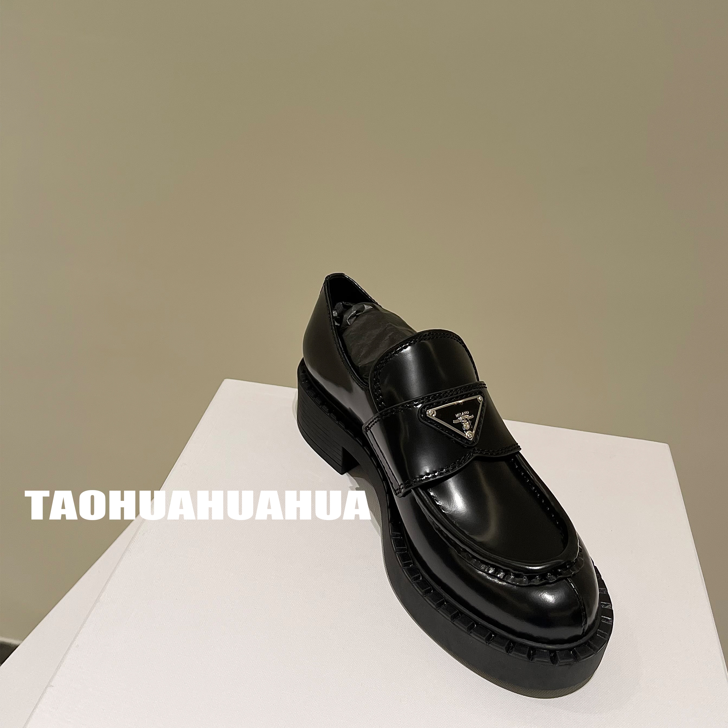 TAOHUAHUA10 7 eyes closed ~ metal triangle standard thick bottom retro one pedal loafer small leather shoes women