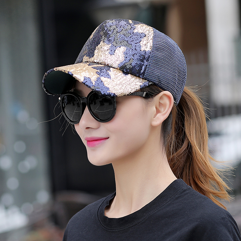 женский образ с кепкой. надеть кепку. надеть кепку. образы с бейсболкой. модные бейсболки.