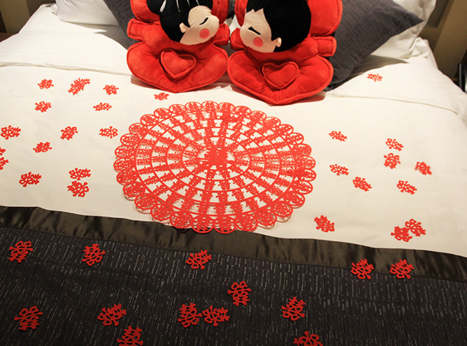 Press-bed dolls Wedding Heart-shaped Happy 100 Festive Cloth Big Horn Wall Stickup Wedding Window Flowers Wedding items Unwoven Fabrics