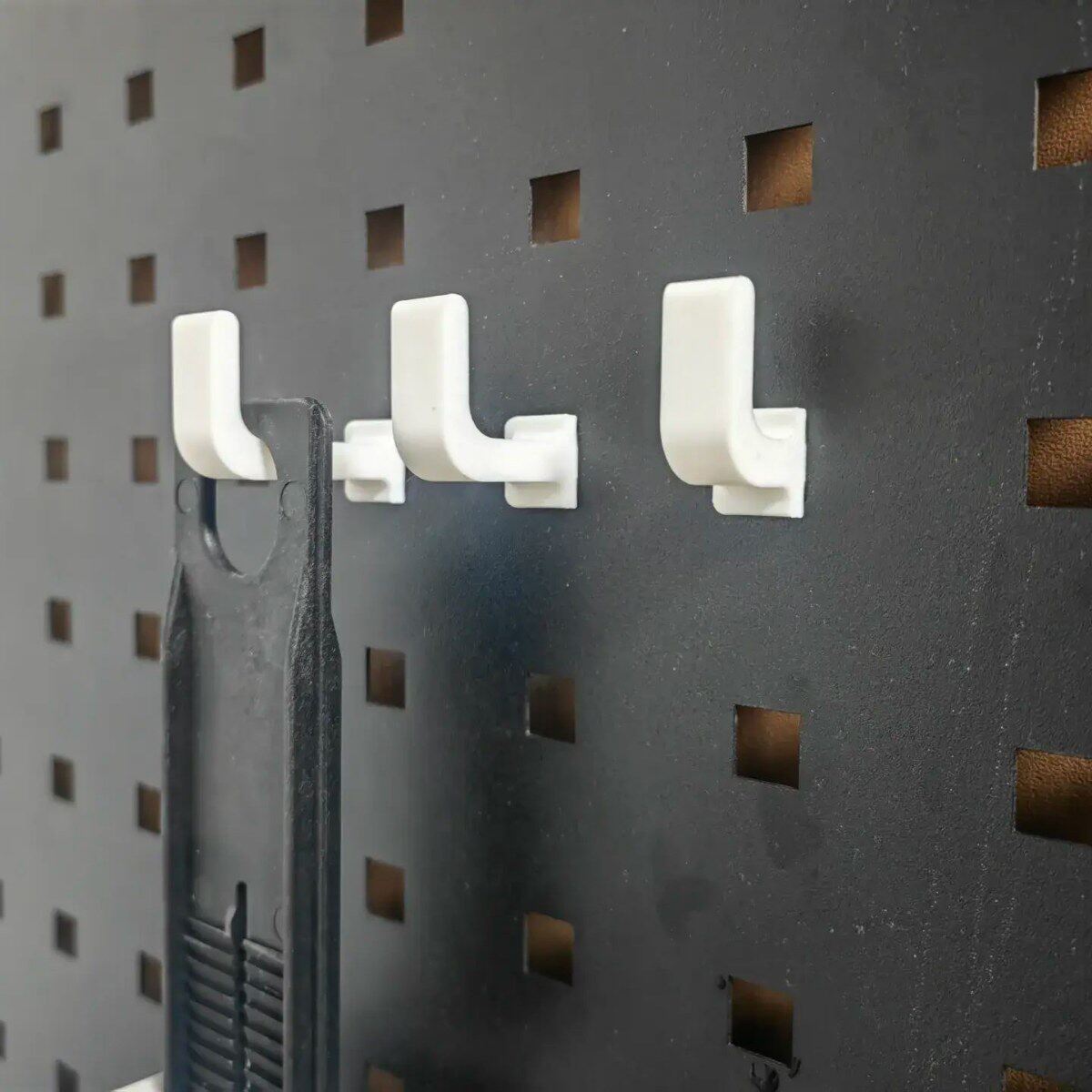 10×10mmの角穴付きボード用アクセサリー、穴あきボードフックに適しています。穴あけ不要、回転式ロックフックで安全です。