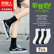 Antarctic black and white pile of socks in mid-tide wearing red high-barrel sports male socks autumn winter