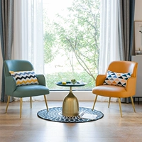 Два стула, один стол, творческий журнальный столик