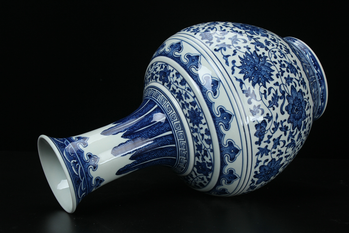 Jingdezhen ceramics vase high - grade hand - made the design blue and white tie up branches of Chinese style classical home furnishing articles of handicraft