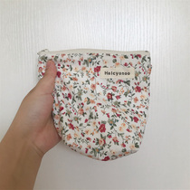 Small frescoed cosmetics cashier bag homemade soft cotton fabric zipped bag zero wallet lady hands with bag faint