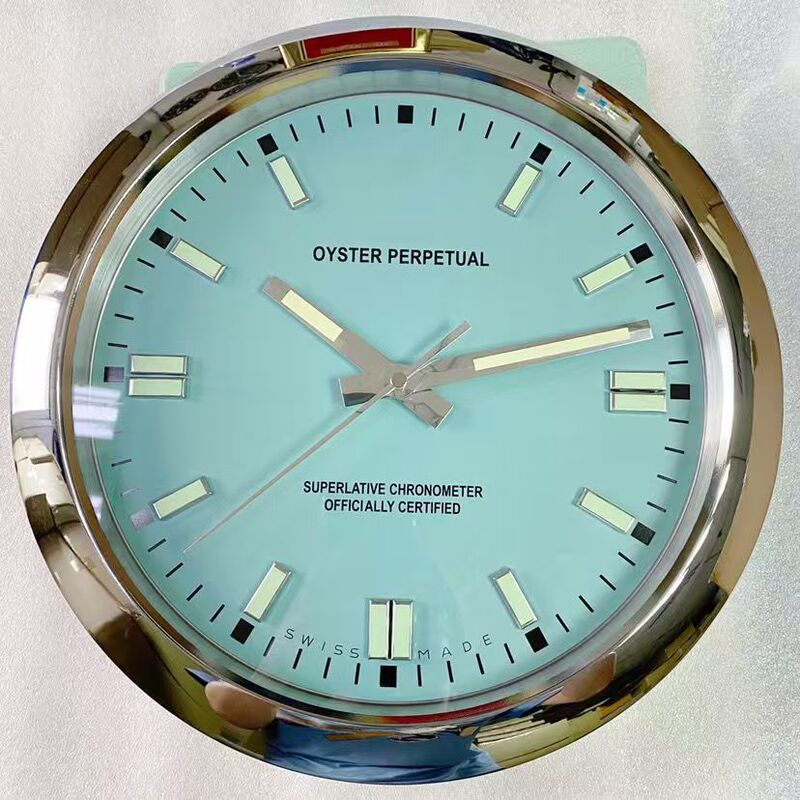 Wall Clock New Model Living Room Wall Clock Silent Sweep Second Luminous Metal Green Submariner Clock Stylish Wall-Mounted Clock