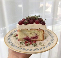 In the flowers and trees) leaves) ins the same type of gold-edged ceramic Western food plate breakfast plate dessert plate breakfast plate steak