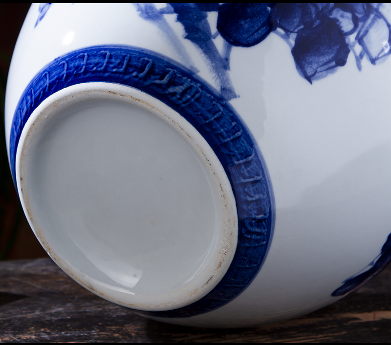 Jingdezhen ceramic hand draw freehand brushwork in traditional Chinese blue and white porcelain vase of new Chinese style living room porch China adornment ornament