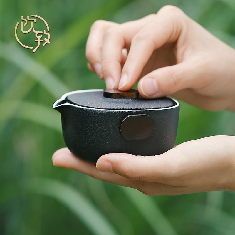 Ultimately responds to travel of black tea set a pot of three cups of portable portable is suing ceramic crack. A cup of tea