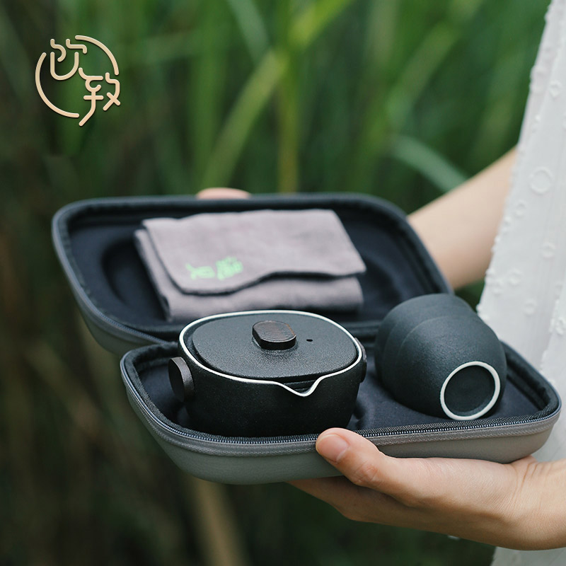 Ultimately responds to travel of black tea set a pot of three cups of portable portable is suing ceramic crack. A cup of tea