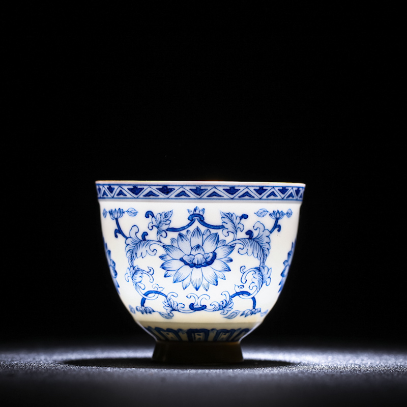 Kung fu tea ceramic masters cup under glaze blue and white paint wrap lotus flower grain sample tea cup of jingdezhen tea service, small single CPU