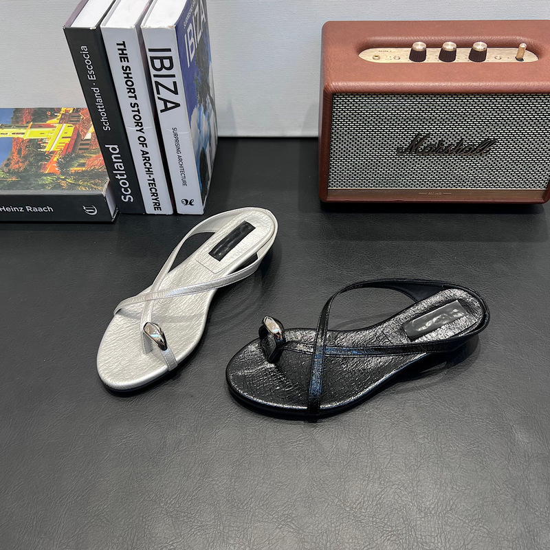 French-Style Kitten Heel Flip-Flops for Women 2026 Summer Outdoor Wear Metal Buckle Thong Toe Roman Sandals