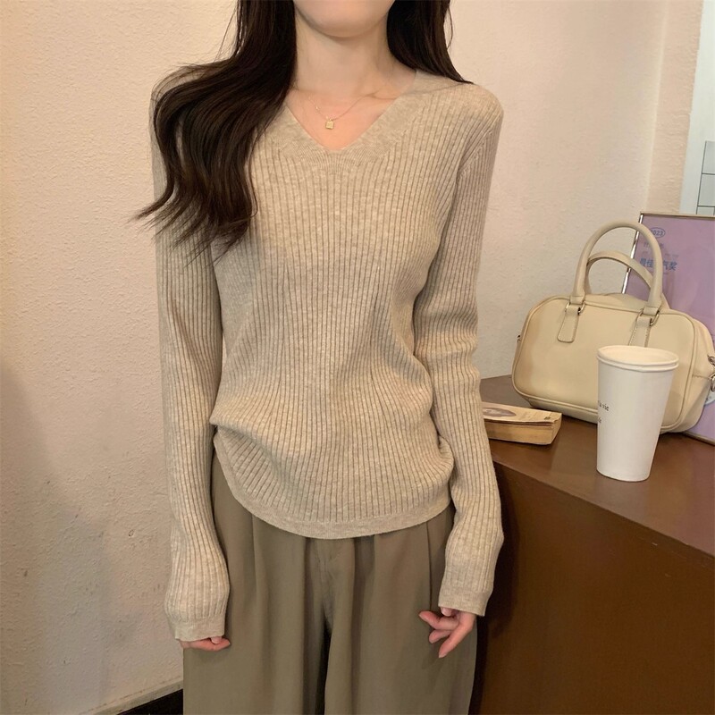 French-Style V-Neck Simple Slim-Fit Base Shirt for Women, Autumn and Winter Ribbed Slimming Inner Layer with a High-End Soft and Cozy Knit Sweater