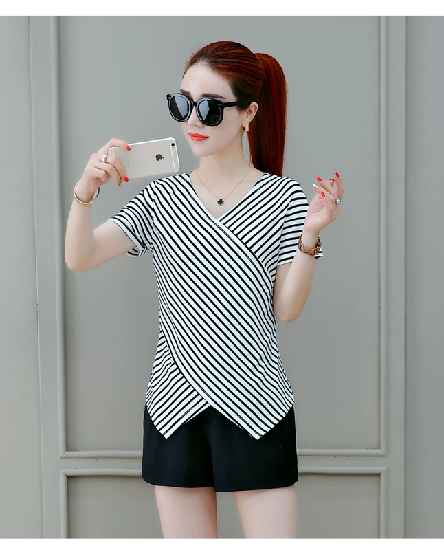Mùa hè 2018 mới Han Fan khí chất cổ áo V-cổ nữ sọc áo thun rộng size áo thon gọn áo phông rộng